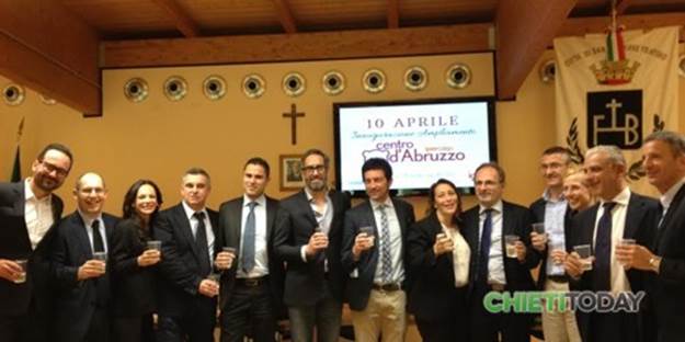 primo brindisi nella Sala Consiliare a San Giovanni Teatino per festeggiare il nuovo Centro d'Abruzzo